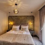 Luxury Vindemiae *